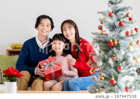クリスマスの若い家族 107947538