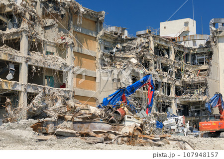 鉄筋コンクリート建物の解体現場風景 107948157