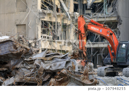 鉄筋コンクリート建物の解体工事現場風景 鉄筋コンクリート建物の解体工事現場風景 107948255