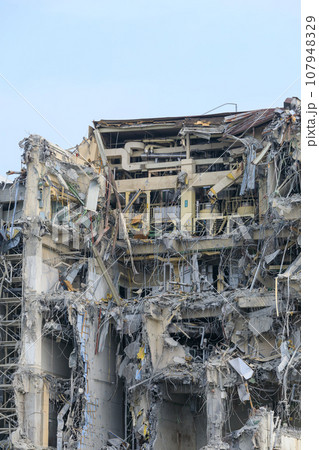 鉄筋コンクリート建物の解体現場風景 鉄筋コンクリート建物の解体現場風景 107948329