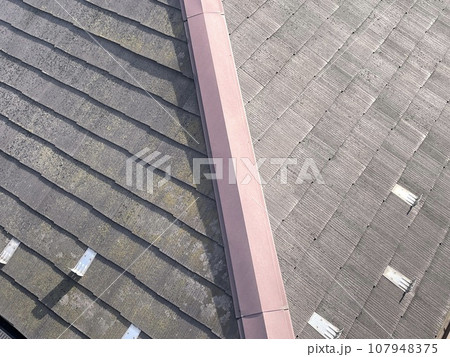 経年劣化し苔が生えている補修が必要な屋根 107948375
