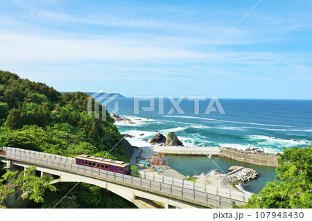 岩手県　青空と青い海の三陸鉄道 107948430