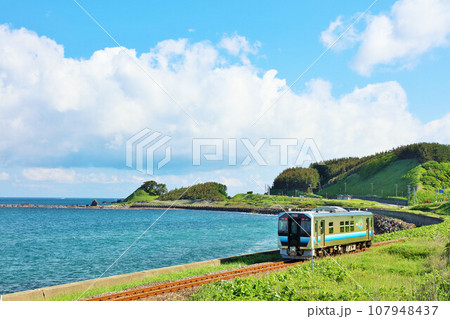 青森県　青空と海の五能線 107948437