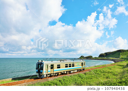 青森県　青空と海の五能線 107948438