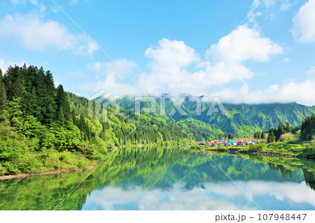 福島県　初夏の青空　大志集落と只見川 107948447