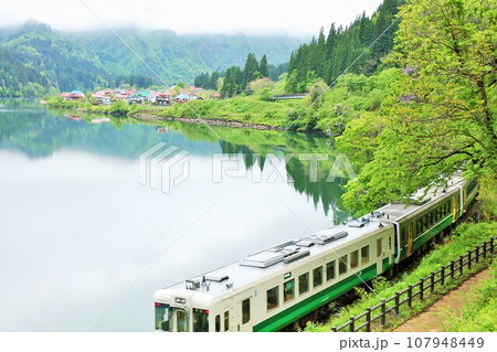 福島県　初夏の新緑と只見線 107948449