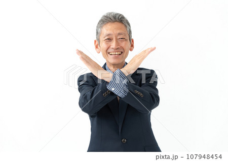 バツを出すシニアビジネスマン 107948454