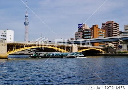 東京湾水上バスと東京スカイツリー 107948478