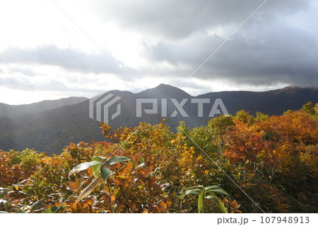 朝日連峰の紅葉 朝日連峰の紅葉 107948913