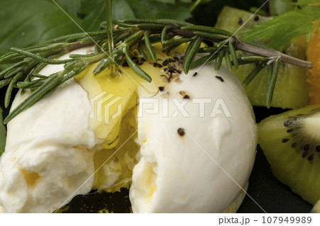 ブラータチーズと野菜 107949989