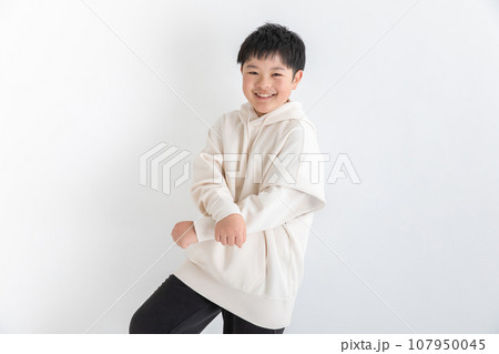 笑顔で踊る男の子　boy smiling and dancing 107950045