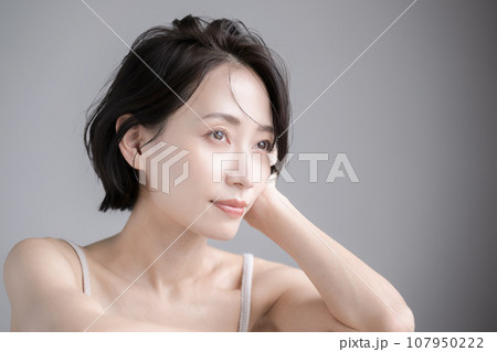 肌の質感も美しい女性の美容イメージ 肌の質感も美しい女性の美容イメージ 107950222