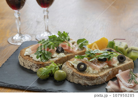 クロスティーニ  ワイン 107950285