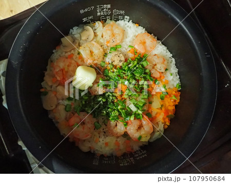 炊飯器で炊いた海老ピラフ 107950684