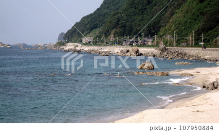 青空と青い海と白い砂浜と緑の岬 青空と青い海と白い砂浜と緑の岬 107950884