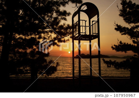 秋の海の水平線に沈みかけた夕日3 秋の海の水平線に沈みかけた夕日3 107950967