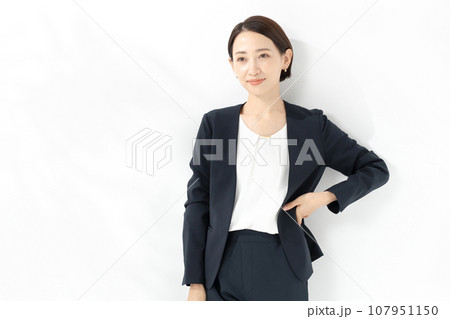 笑顔が可愛いビジネスウーマン 107951150