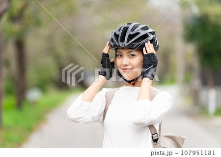 サイクリングヘルメットを被る若い女性 サイクリングヘルメットを被る若い女性 107951181