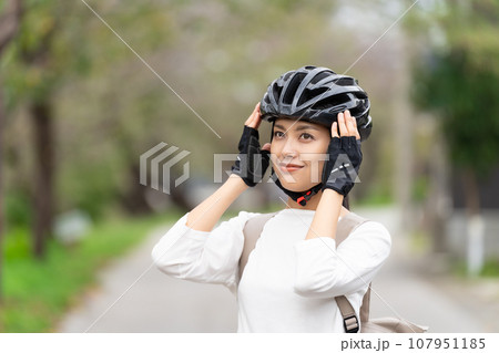 サイクリングヘルメットを被る若い女性 サイクリングヘルメットを被る若い女性 107951185