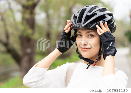 サイクリングヘルメットを被る若い女性 サイクリングヘルメットを被る若い女性 107951189