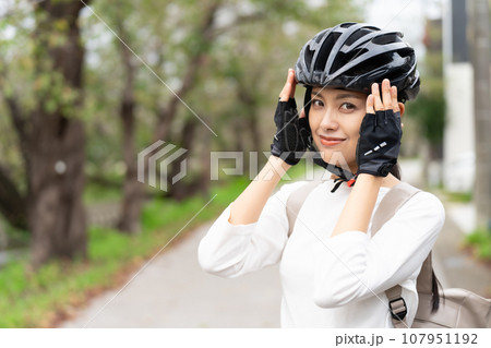 サイクリングヘルメットを被る若い女性 107951192