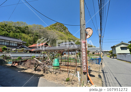 広島県三原市の晴天での続日本100名城「新高山城」曲輪と眺望 広島県三原市の晴天での続日本100名城「新高山城」曲輪と眺望 107951272