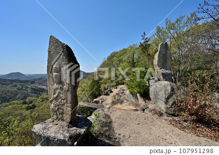 広島県三原市の晴天での続日本100名城「新高山城」曲輪と眺望 広島県三原市の晴天での続日本100名城「新高山城」曲輪と眺望 107951298
