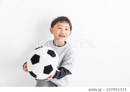 サッカーボールを持った男の子 boy with soccer ball サッカーボールを持った男の子 boy with soccer ball 107951335