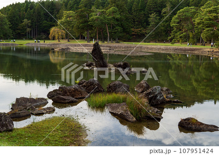 岩手県/毛越寺庭園の池に組まれた立石と岩【世界遺産・特別名勝】 岩手県/毛越寺庭園の池に組まれた立石と岩【世界遺産・特別名勝】 107951424