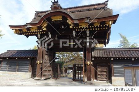 高岡の国宝・勝興寺の唐門 高岡の国宝・勝興寺の唐門 107951687