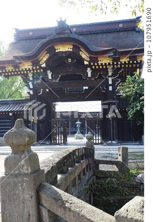 高岡の国宝・勝興寺の唐門 107951690