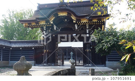 高岡の国宝・勝興寺の唐門 107951691