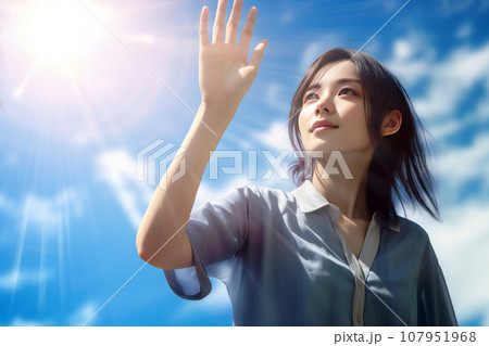 屋外での紫外線対策.太陽の光を手でガードする若いアジア人女性。<画像生成AI> 107951968