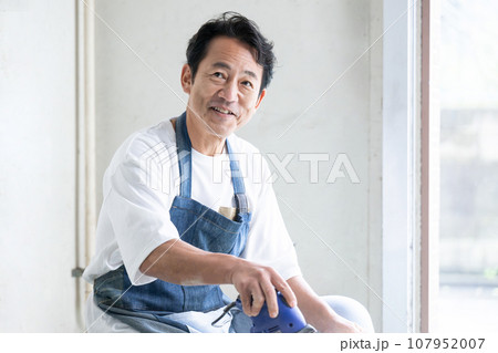サンダーをかける男性 お家でDIY サンダーをかける男性 お家でDIY 107952007
