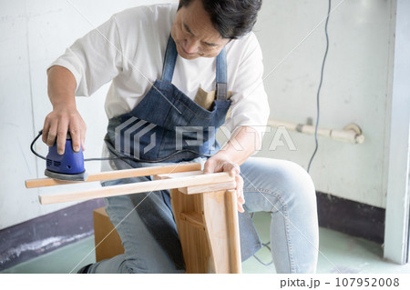 サンダーをかける男性 お家でDIY サンダーをかける男性 お家でDIY 107952008