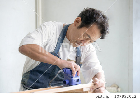 サンダーをかける男性 お家でDIY サンダーをかける男性 お家でDIY 107952012