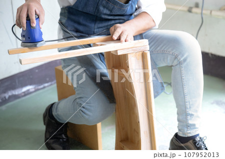 サンダーをかける男性 お家でDIY 顔無し サンダーをかける男性 お家でDIY 顔無し 107952013