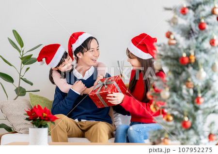 クリスマスプレゼント 107952275