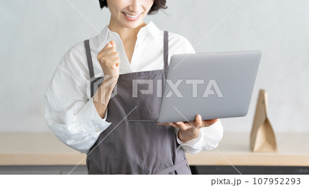 パソコンで注文を確認するカフェ店員 パソコンで注文を確認するカフェ店員 107952293