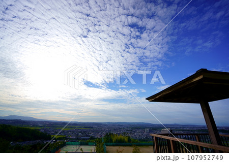 日没前のうろこ雲の夕べ・木津川市城址公園 107952749