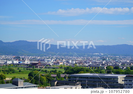 西大寺から奈良市中心部の風景 107952780