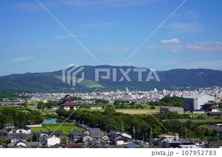 奈良一望・平城京と若草山 107952783