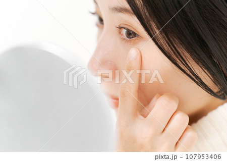 手鏡を見る女性 107953406