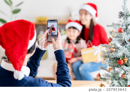 クリスマスの若い家族 クリスマスの若い家族 107953641