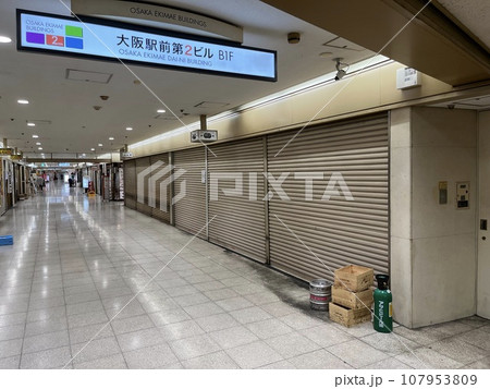 昭和の古びた駅ビル構内 107953809