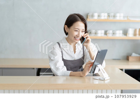タブレットで注文を確認する店員 107953929