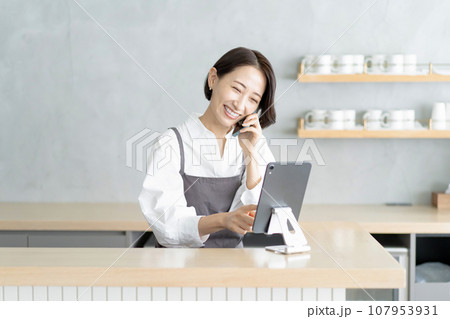 タブレットで注文を確認する店員 107953931
