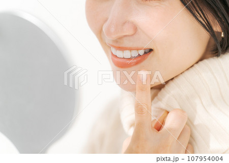 手鏡を見る女性 手鏡を見る女性 107954004