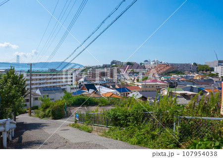 丘の上から見渡す住宅街 107954038