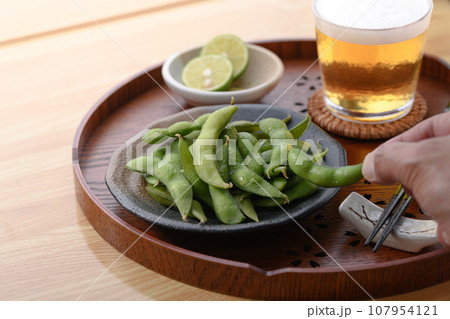 枝豆を酒の肴に ビールを添えて（ お酒のおつまみイメージ ）えだまめの塩茹で 豆 枝まめ つまみ 107954121